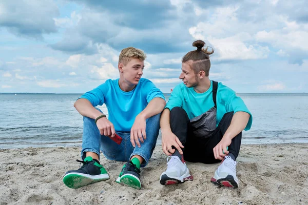 Fiatal Tinédzser Férfi Barátok Ülnek Homokon Parton Beszélgetnek Nevetnek Ifjúság — Stock Fotó
