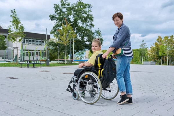 Visão Traseira Mulher Com Menino Cadeira Rodas Perto Prédio Escola — Fotografia de Stock