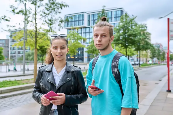 Außenporträt Von Befreundeten Teenagern Lächelnden Jungs Und Mädchen Mit Smartphones — Stockfoto