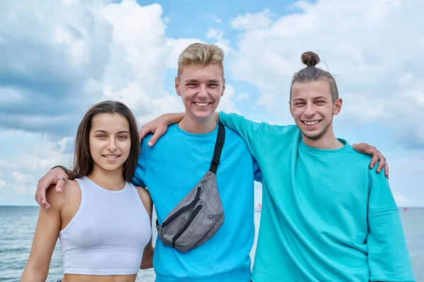 Açık Havada Kucaklaşan Neşeli Genç Arkadaşların Portresi Kumsalda Kameraya Bakan — Stok fotoğraf