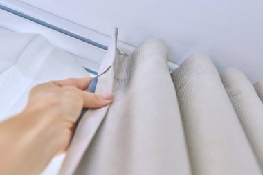 Tavan iki sıra halinde ve perdeler yakın..