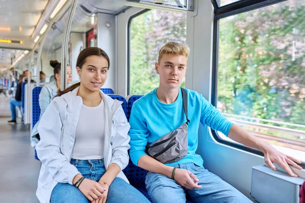Adolescente Cara Menina Passageiros Trem Pendulares Sentados Juntos Sorrindo Olhando — Fotografia de Stock