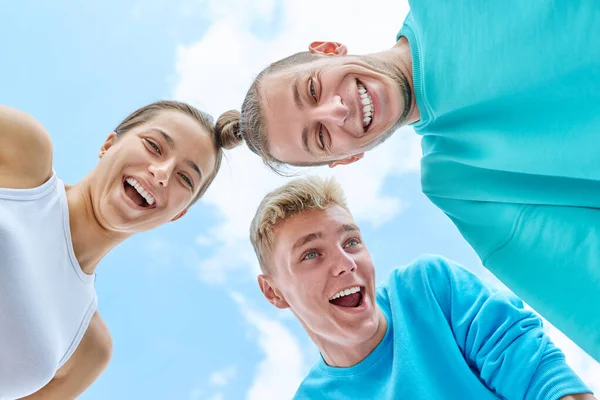 남자와 카메라 배경으로 하늘을 내려다 청소년 커뮤니케이션 라이프 스타일 — 스톡 사진