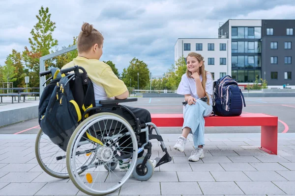 Freundschaftliche Kommunikation Von Kindern Von Jungen Rollstuhl Und Mädchen Klassenkameraden — Stockfoto