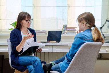 Kadın psikolog, sosyal hizmetler görevlisi, kız çocukla konuşan danışman. Psikoloji, psikoloji, psikoterapi, terapi gibi uzman davranışlarla terapi gören küçük kız.