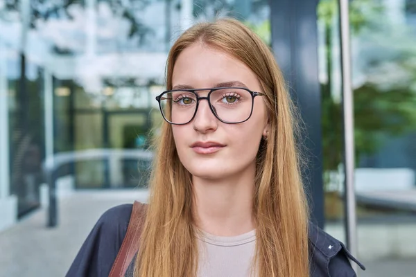 Πορτρέτο Του Νεαρού Έφηβος Γυμνάσιο Φοιτητής Κορίτσι Τάση Ετών Γυαλιά — Φωτογραφία Αρχείου