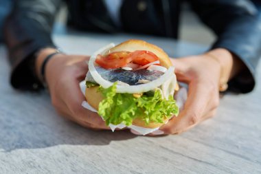 Geleneksel deniz ürünleri, ringa balıklı burger, açık havada yakın çekim..