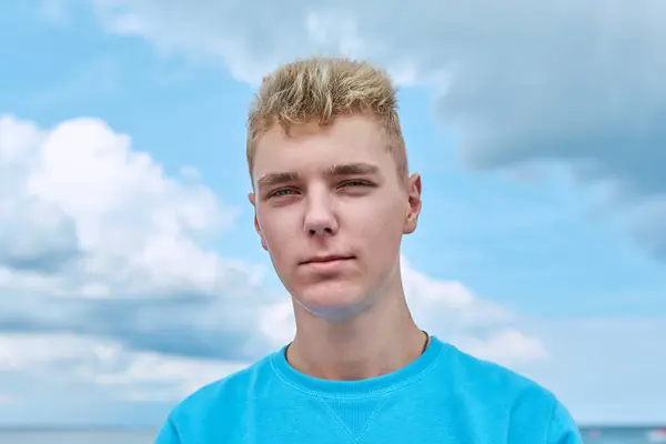 Kopfballporträt Eines Gut Aussehenden Lächelnden Teenagers Gesicht Eines Positiven Jungen — Stockfoto