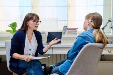 Kadın psikolog, sosyal hizmetler görevlisi, kız çocukla konuşan danışman. Psikoloji, psikoloji, psikoterapi, terapi gibi uzman davranışlarla terapi gören küçük kız.