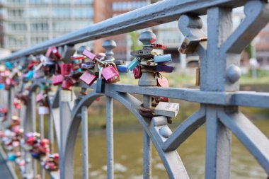 Hamburg, Almanya, 1.08.2023. Köprüde birçok kapalı kalp aşk kilidi var. Romantik semboller işaretler