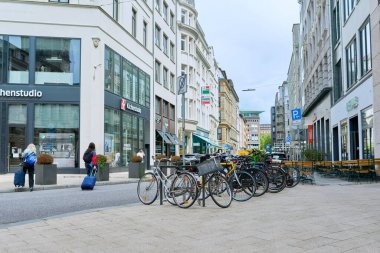 Hamburg, Almanya, 1.08.2023, Hamburg sokakları, yayalar, insanlar, mimari, yollar, ulaşım, park edilmiş bisikletler.