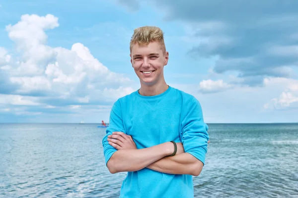 Dışarıdaki Deniz Sahilindeki Yakışıklı Adamın Portresi Kameraya Gülümseyen Genç Pozitif — Stok fotoğraf