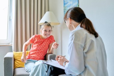 10 yaşında bir kız çocuğu psikologla terapi seansında. Okul danışmanı çocukla konuşuyor, dinliyor, sorunlara yardım ediyor. Ruh sağlığı, çocukluk, okul çocukları, psikoloji, psikoterapi