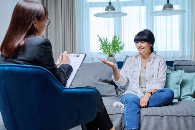 Terapide psikologla görüşen olgun bir kadın, terapistle konuşan 50 yaşında bir kadın. Yaşlıların akıl sağlığı, tedavi, psikolojik yardım, psikoloji psikoterapi konsepti