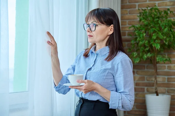 Bizneswoman Średnim Wieku Filiżanką Kawy Przy Oknie Przerwa Kawę Pewna — Zdjęcie stockowe