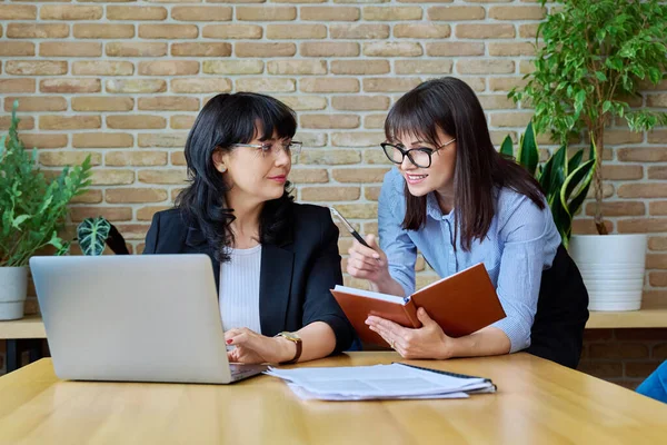 Two Mature Successful Smiling Business Women Colleagues Working Together Office — Stock Photo, Image