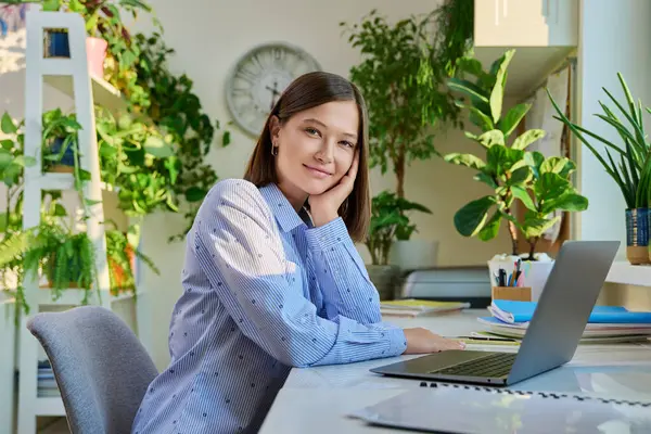Portret Młodej Kobiety Siedzącej Domu Przy Biurku Laptopem Komputerowym Uśmiechnięta — Zdjęcie stockowe