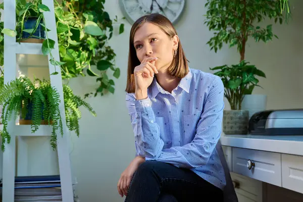 Unglücklich Traurige Verärgerte Junge Frau Die Allein Hause Sitzt Depressive — Stockfoto
