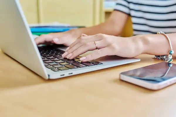 Close Mãos Estudante Jovem Digitando Laptop Tecnologia Educação Conceito Formação — Fotografia de Stock