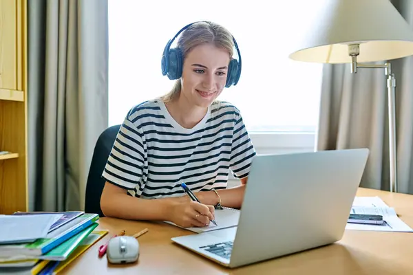Niña Estudiante Secundaria Auriculares Con Computadora Portátil Escritura Portátil Adolescente —  Fotos de Stock