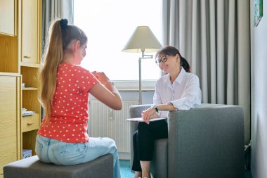 10 yaşında bir kız çocuğu psikologla terapi seansında. Okul danışmanı çocukla konuşuyor, dinliyor, sorunlara yardım ediyor. Ruh sağlığı, çocukluk, okul çocukları, psikoloji, psikoterapi