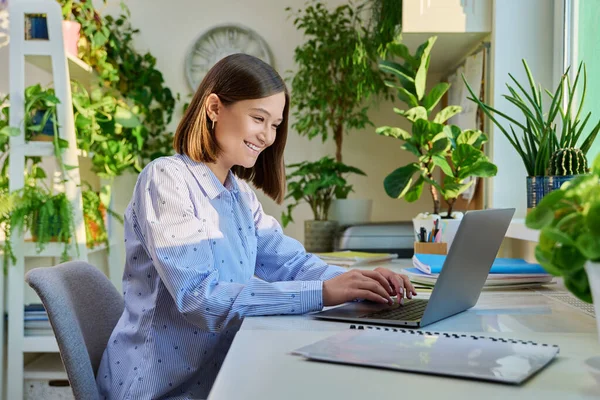 Młoda Kobieta Pisząca Laptopie Domu Kobieta Freelancer Pracownik Pracujący Zdalnie — Zdjęcie stockowe