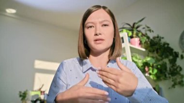 Bayan üniversite öğrencisinin kamera görüntüsü. Genç bir kadın çevrimiçi sohbet konferansının video kaydına bakıyor. Çalışmayı öğrenmek için internet teknolojisi eğlence hayatı gençlik 20 'li yaşlarda