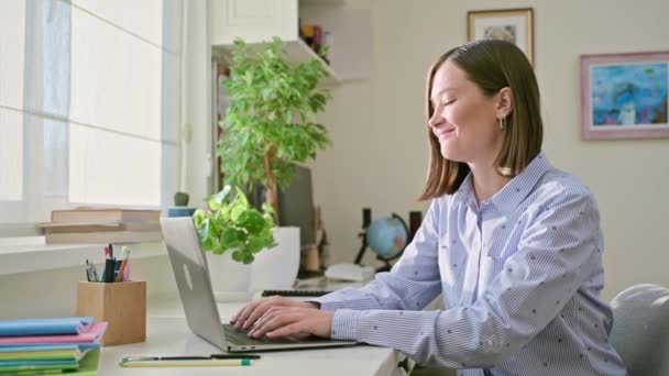 Jovem Sorrindo Mulher Digitando Computador Portátil Casa Freelancer Feminina Funcionária — Vídeo de Stock