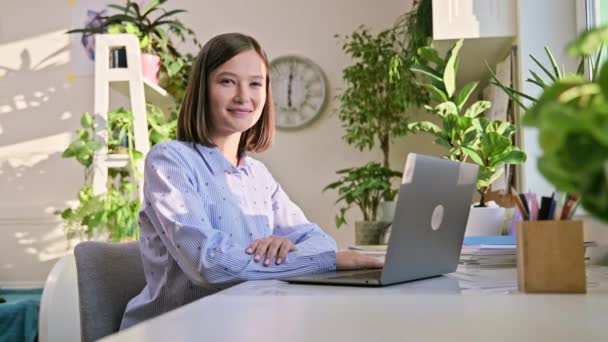 Portret Młodej Kobiety Siedzącej Domu Przy Biurku Laptopem Komputerowym Uśmiechnięta — Wideo stockowe