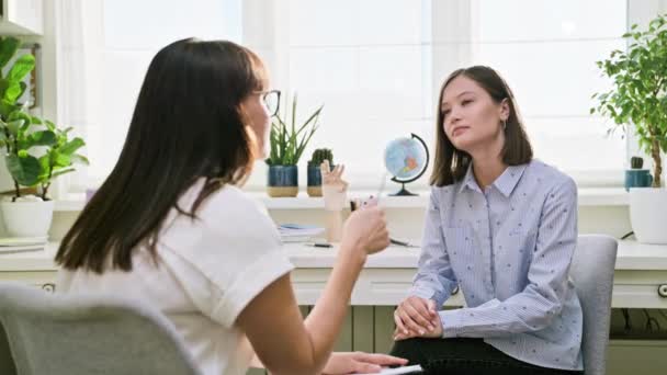 Terapi Seansında Genç Bir Kadın Terapist Ofisinde Kadın Psikologla Konuşuyor — Stok video