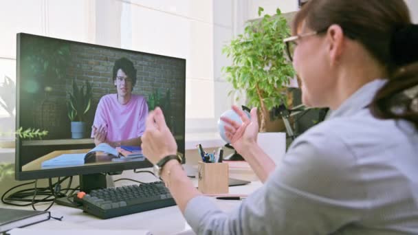 치료사 온라인 회의를하는 치료사 컴퓨터 화면에서 이야기하는 심리학 — 비디오