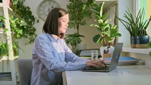 Junge Frau Tippt Auf Computer Laptop Bekommt Kopfschmerzen Nimmt Tablette — Stockvideo
