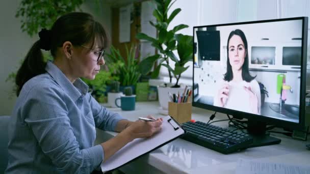 여성과 온라인 회의에서 심리학자 치료사 컴퓨터 화면에서 말하는 치료사 보드에 — 비디오
