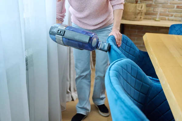 掃除機で家の掃除をしている女性のクローズアップ 女性真空テキスタイルアームチェア — ストック写真