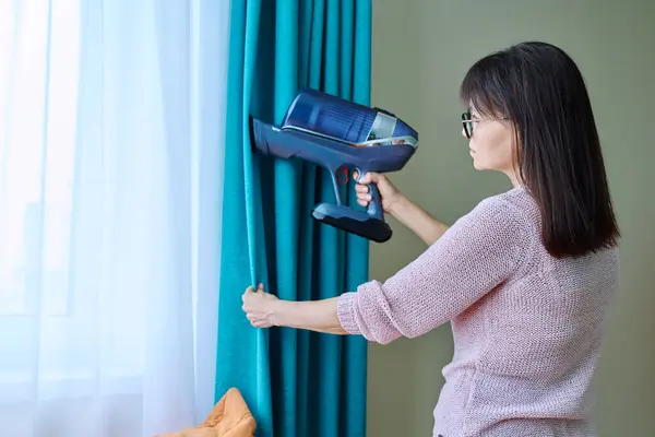 Kadın Perdeleri Elektrikli Süpürgeyle Temizliyor Evi Temizliyor — Stok fotoğraf