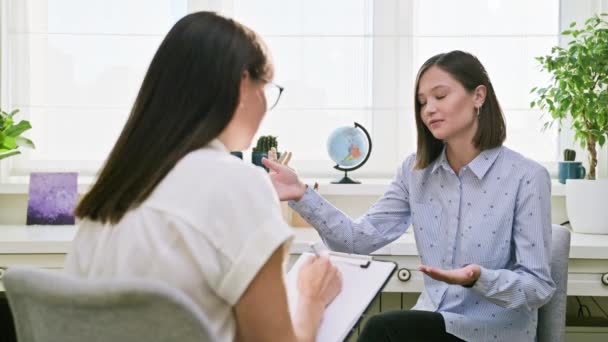 Terapi Seansında Genç Bir Kadın Terapist Ofisinde Kadın Psikologla Konuşuyor — Stok video