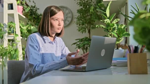Studentin Wedelt Mit Der Hand Computer Laptop Bildschirm Während Videokonferenz — Stockvideo