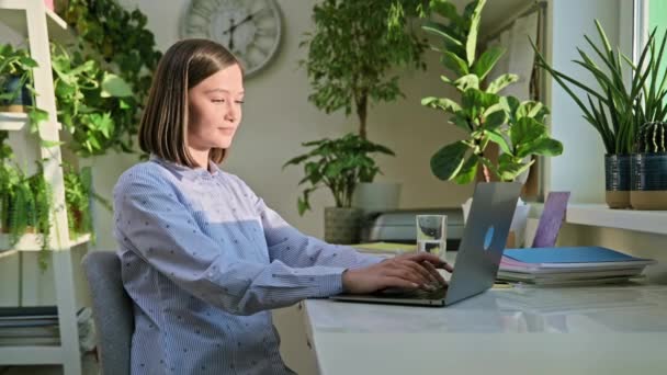 Junge Lächelnde Frau Tippt Hause Laptop Freiberuflerinnen Angestellte Die Aus — Stockvideo