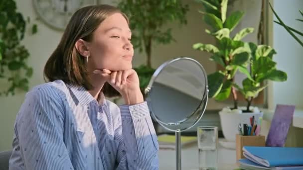 Mladá Atraktivní Žena Přirozeným Make Vypadá Obdivem Zrcadle Sedí Stolu — Stock video