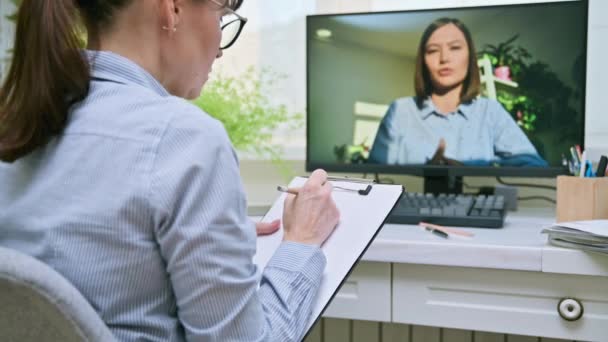 Psycholog Psychoterapeuta Internetowym Spotkaniu Terapeutycznym Młodym Pacjentem Kobieta Rozmawiająca Ekranie — Wideo stockowe