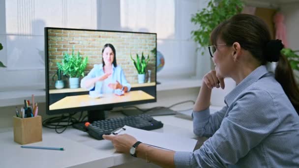 Psycholog Psychoterapeuta Internetowym Spotkaniu Terapeutycznym Młodą Kobietą Pacjent Rozmawiający Ekranie — Wideo stockowe