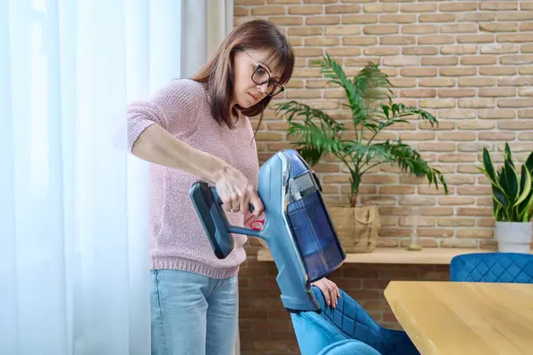 掃除機で掃除をする女性 女性真空テキスタイルアームチェア — ストック写真