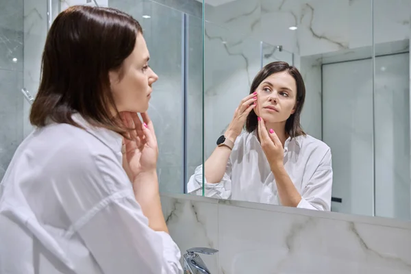 Jovem Mulher Olhando Para Rosto Espelho Casa Banho Anos Idade — Fotografia de Stock