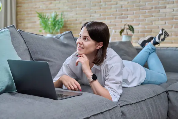 Junge Frau Liegt Auf Sofa Mit Laptop Wohnzimmer Lebensstil Freizeit — Stockfoto