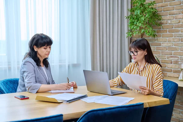 Two Mature Successful Smiling Business Women Colleagues Working Together Office — Stock Photo, Image