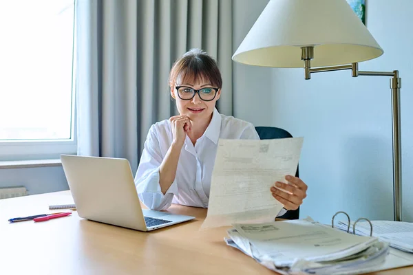 Middle Aged Businesswoman Reading Business Official Paper Letter Agreement Invoice — Stock Photo, Image