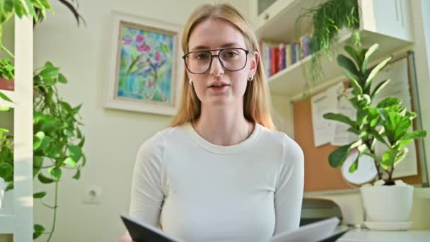 Yüz Yüze Konuşan Üniversite Öğrencisinin Kamera Görüntüsü Genç Bir Bayan — Stok video