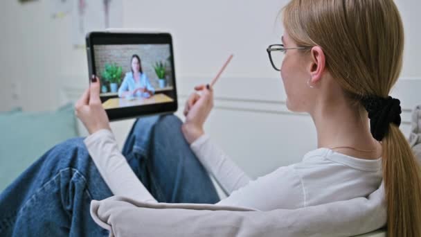 Menina Adolescente Tendo Terapia Videoconferência Line Com Psicólogo Terapeuta Conselheiro — Vídeo de Stock