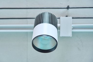 Tavan demiryolu sistemindeki beyaz LED spot ışığına yakın çekim, yön değiştiren ışık. Modern iç tasarım
