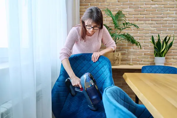 Mujer Haciendo Limpieza Casa Con Aspiradora Sillón Textil Aspiración Femenina — Foto de Stock